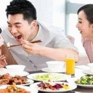 韩国明星恋情曝光与网红刘亮、娱乐吃瓜君仙子的人气崛起对比