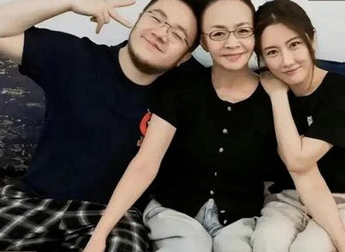 从甜蜜到争议，娱乐圈瓜事大揭秘：51爆料带你回顾那些年明星的真实面