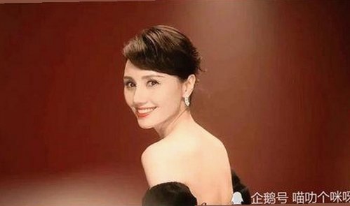 吃瓜少主小杰成为娱乐圈“福尔摩斯”，微博热搜和内幕揭秘引爆网友热议